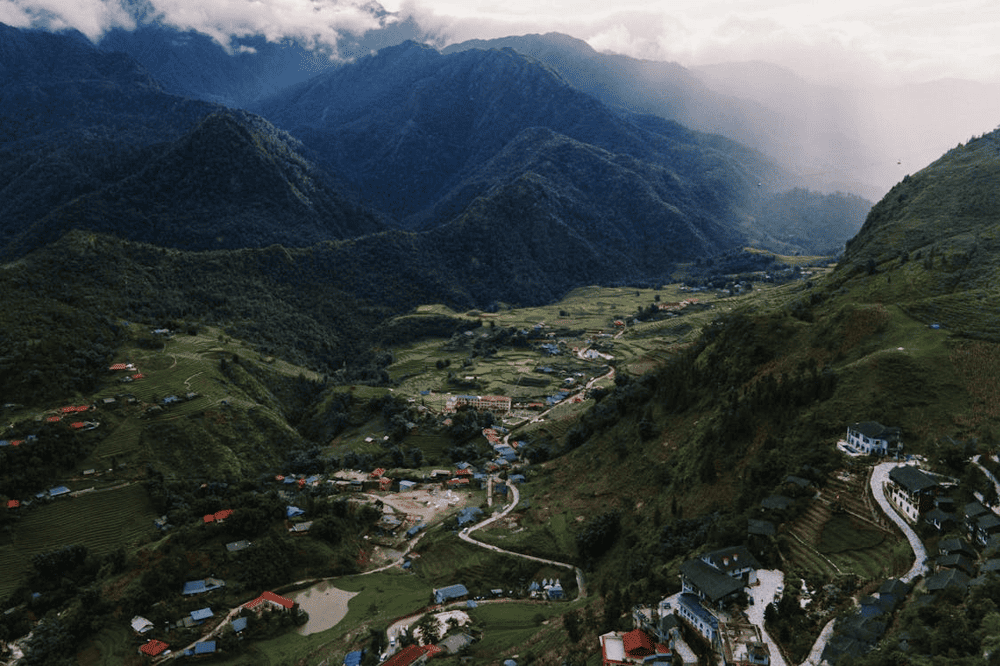 The cool temperatures at this high-altitude pass mean you'll need to dress warmly (Source: Pexels)